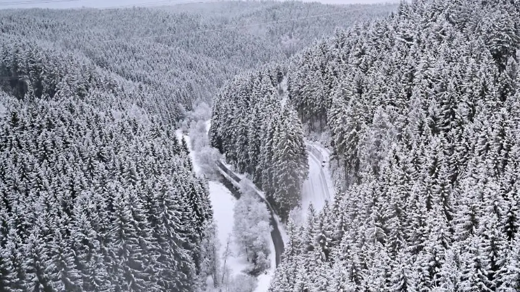 Im-Winterkleid-zeigt-sich-der-Thueringer-Wald