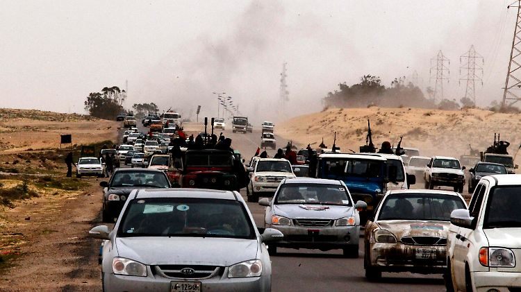 Die Straße nach Benghasi scheint nicht mehr lange von den Rebellen zu halten sein.