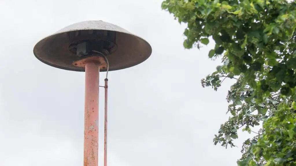 Eine-Sirene-steht-auf-einem-alten-Feuerwehrhaus