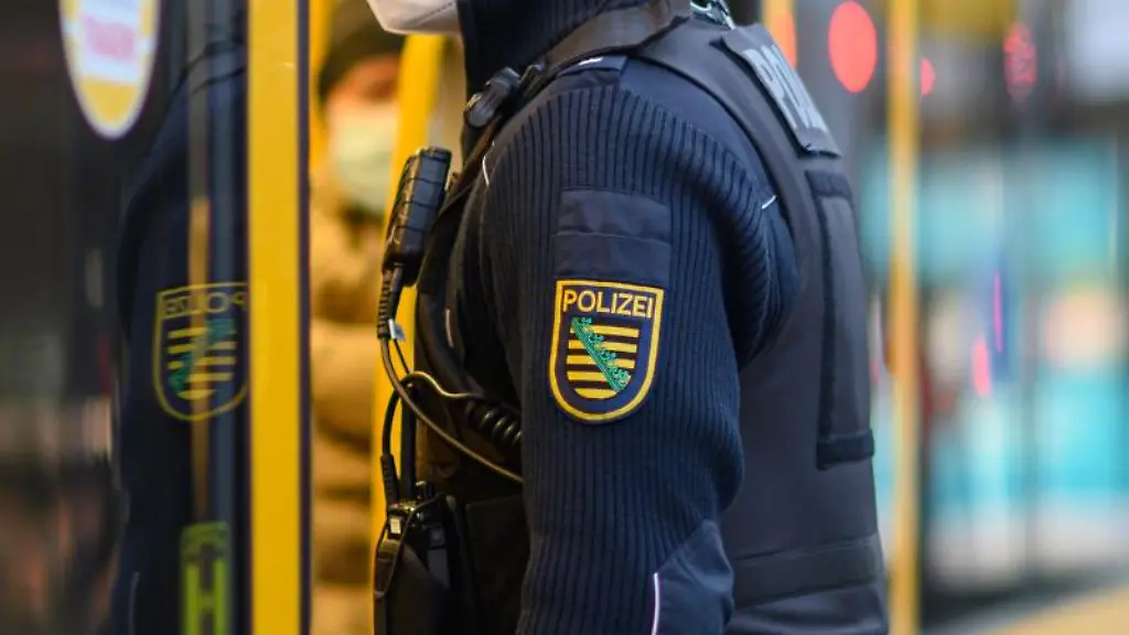 Ein-Polizist-traegt-das-Landeswappen-von-Sachsen-am-Arm