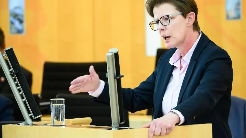 Marion-Schardt-Sauer-FDP-Abgeordnete-in-Hessen-spricht-im-Landtag