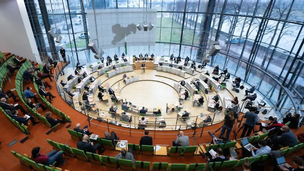 Abgeordnete-nehmen-an-einer-Sitzung-im-Landtag-teil