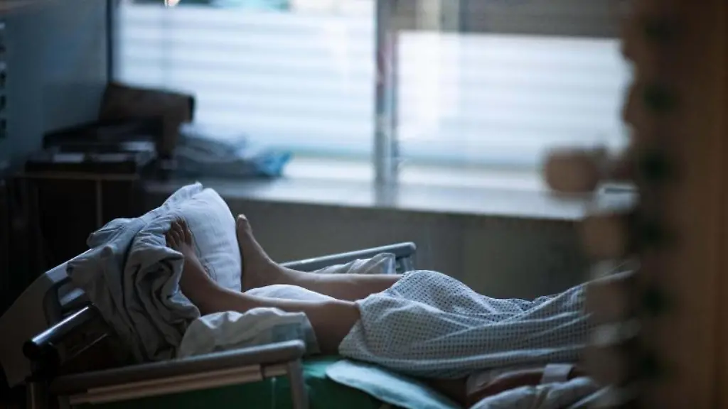 Ein-Patient-liegt-auf-einer-Intensivstation-in-einem-Zimmer