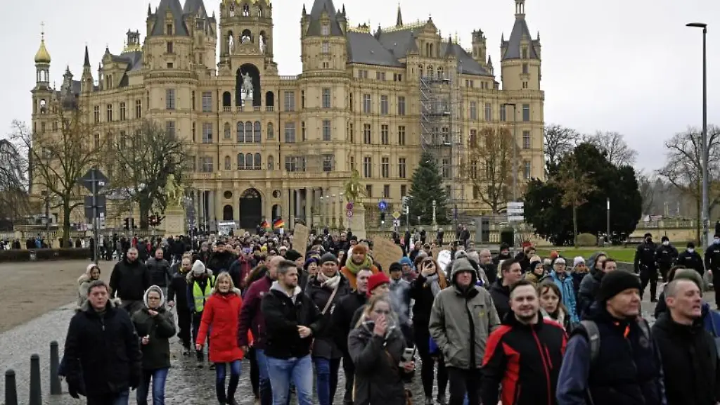 Menschen-nehmen-am-18-12-2021-an-einer-Demonstration-gegen-die-Corona-Massnahmen-teil