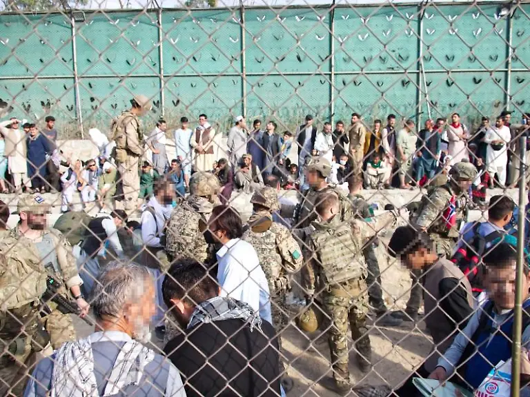 Soldaten-und-Schutzbeduerftige-auf-dem-Afghanischen-Flughafen-in-Kabul-Mitte-Oktober