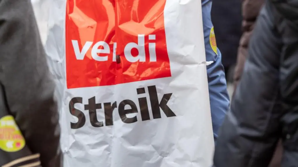 Beschaeftigte-nehmen-an-einem-Warnstreik-teil