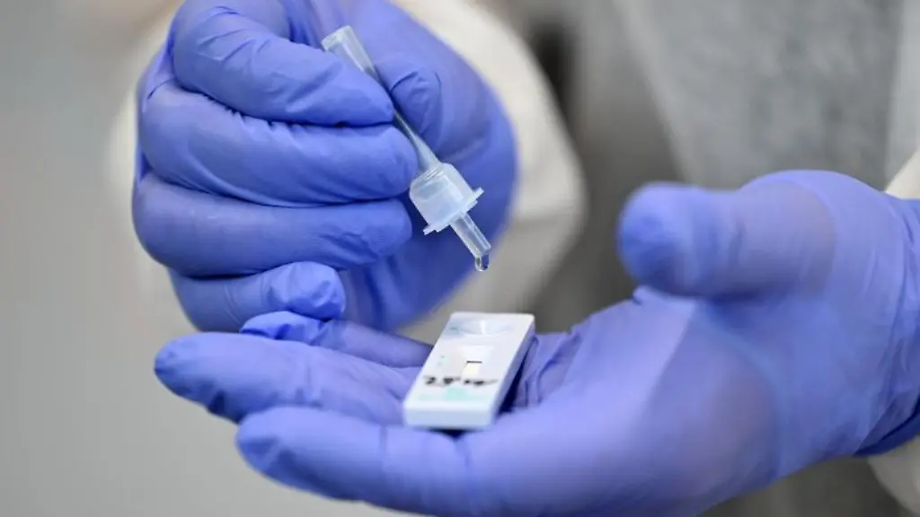 Ein-medizinischer-Mitarbeiter-fuehrt-einen-Corona-Schnelltest-durch
