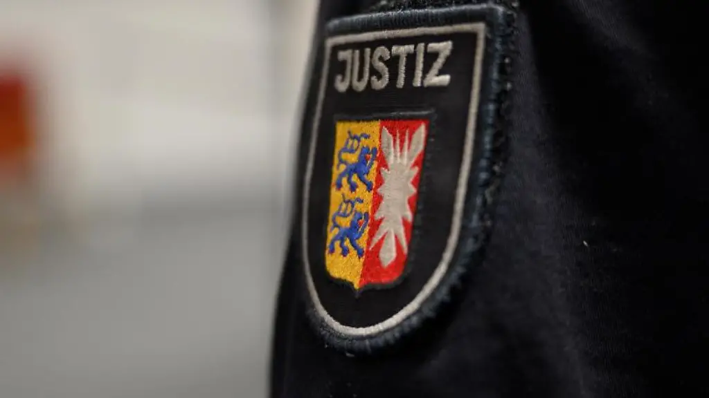 Ein-Justizbeamter-steht-in-einem-Saal-des-Landgerichts