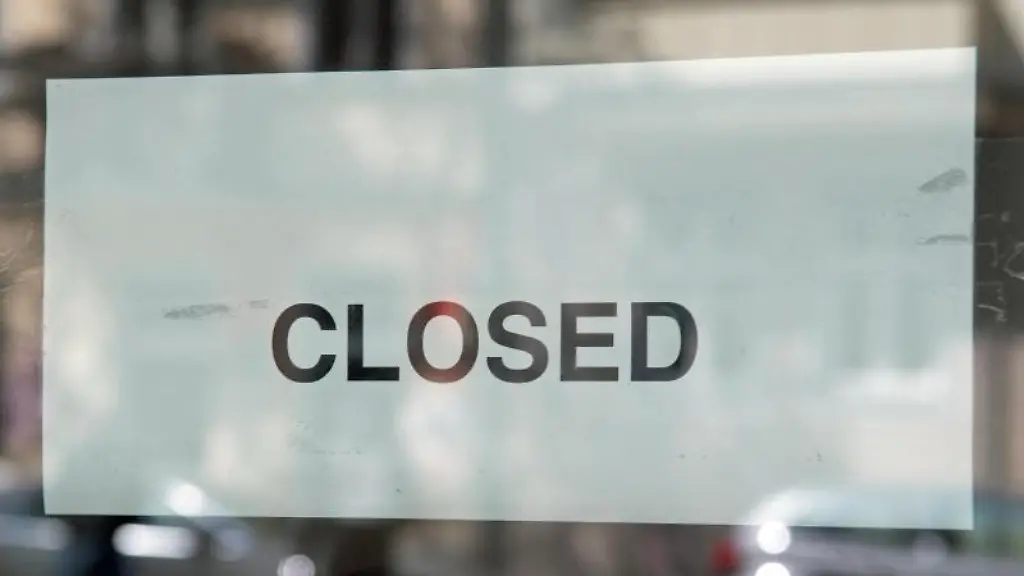 Ein-Schild-mit-der-Aufschrift-Closed-Geschlossen-haengt-an-einer-Tuer