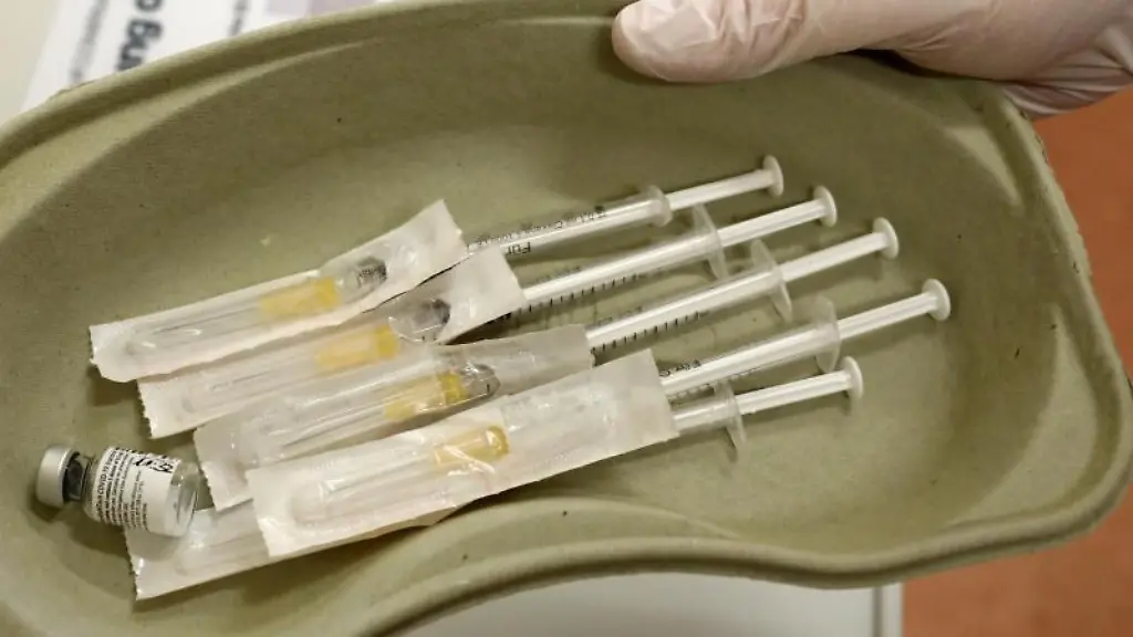 Spritzen-fuer-eine-Corona-Impfung-liegen-in-einem-Impfzentrum-in-Rostock-bereit