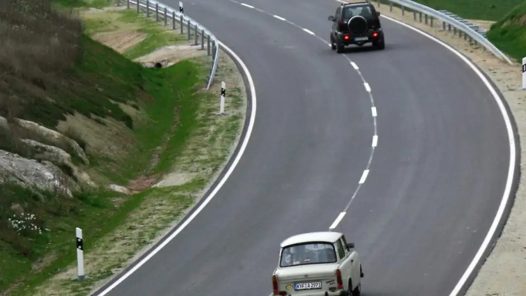 Autos-fahren-auf-einer-Ortsumgehung