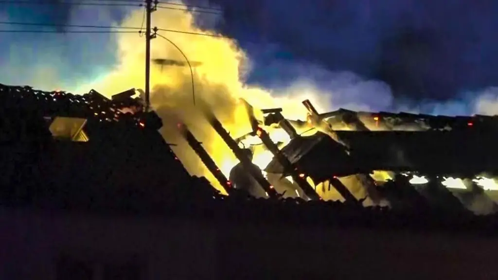 Rauch-und-Dampf-steigt-aus-einem-Dachgeschoss-auf