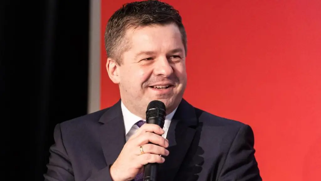 Sven-Schulze-redet-bei-einer-Bezirkskonferenz