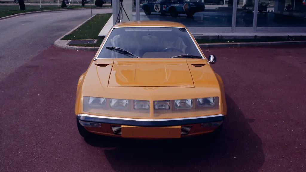 05-Renault-Alpine-A-310-Vierzylinder-mit-Alpine-Rennwagen-im-Hintergrund-Quelle-Alpine