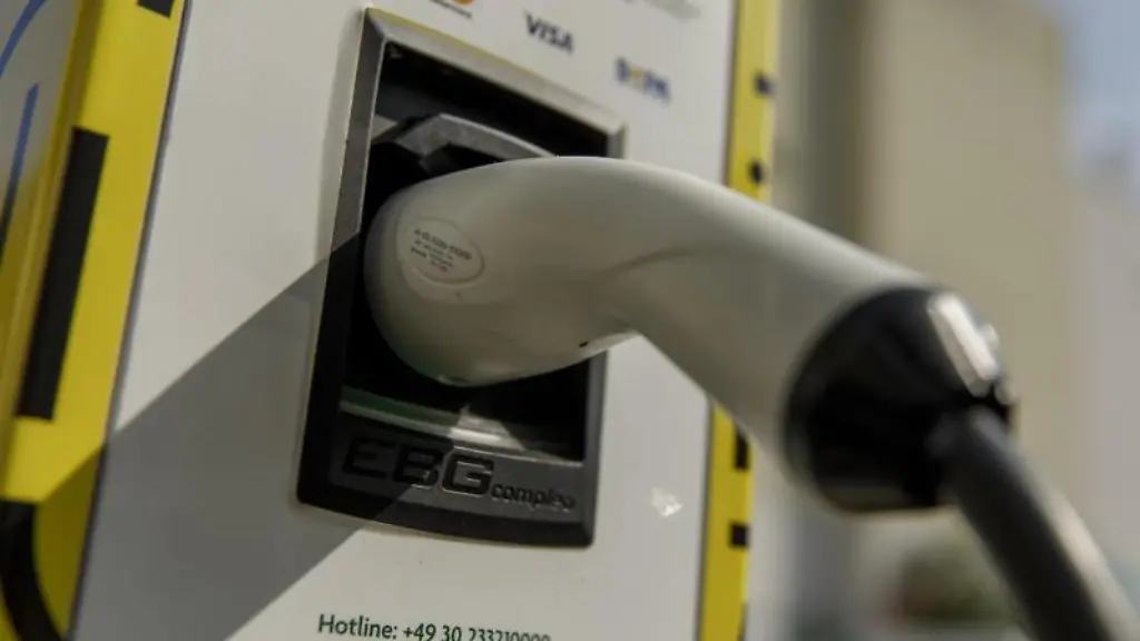 Ein-Stecker-eines-Ladekabels-steckt-in-einer-Ladestation-fuer-Elektroautos