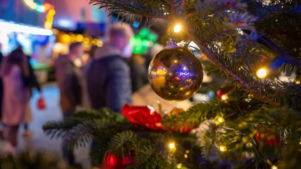 Ein-festlich-geschmueckter-Baum-steht-auf-einem-Weihnachtsmarkt