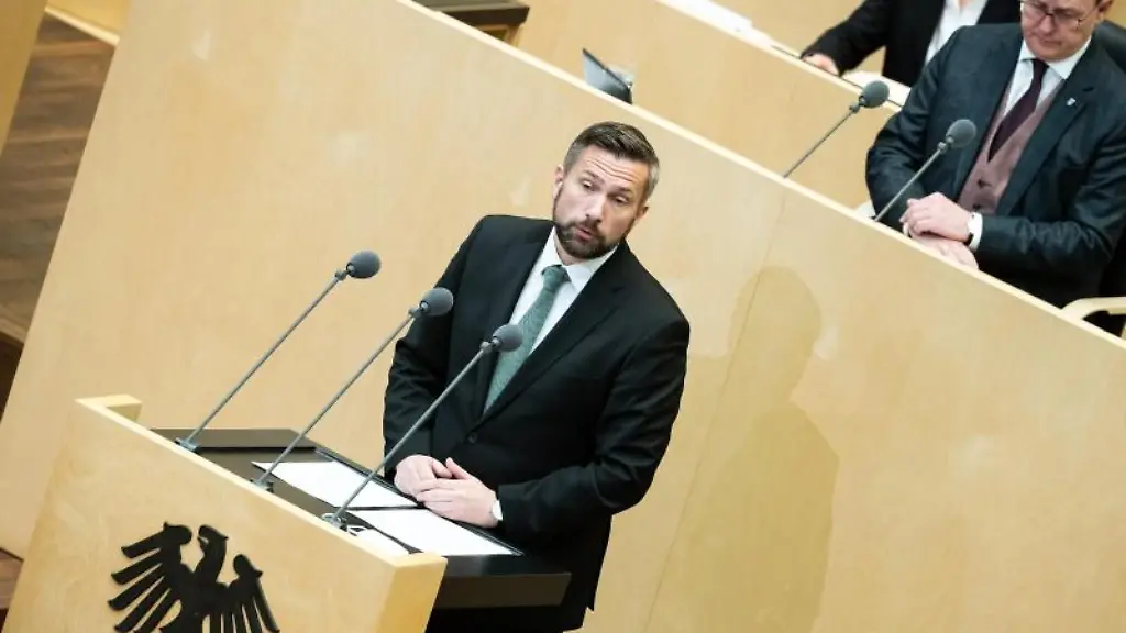 Martin-Dulig-spricht-bei-der-1013-Sitzung-des-Deutschen-Bundesrats