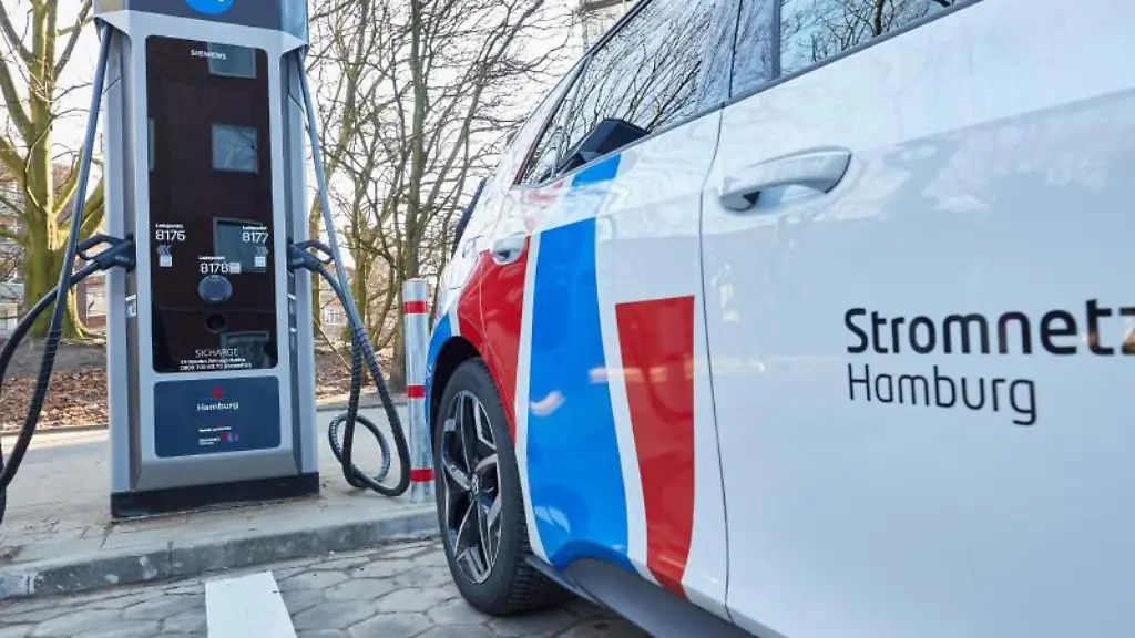 Ein-E-Auto-von-Stromnetz-Hamburg-steht-neben-einer-neuen-Schnellladestation-fuer-E-Autos-im-Zirkusweg