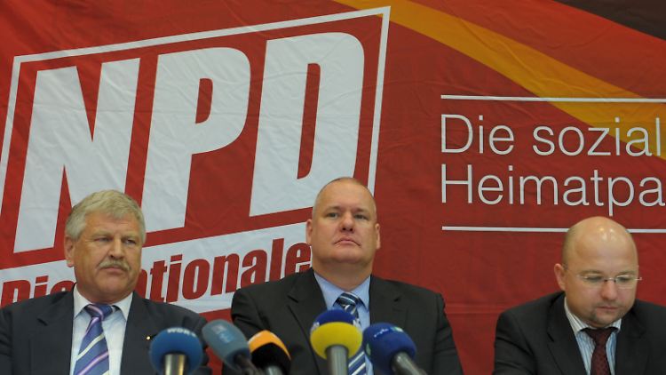 NPD-Bundesvorsitzender Udo Voigt (l), DVU-Chef Matthias Faust (M) und NPD-Spitzenkandidat Matthias Heyder.