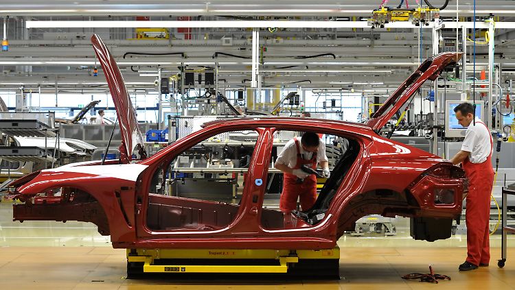 Panamera am laufenden Band: Porsche-Mitarbeiter kümmern sich in Leipzig um die Grundlagen des Erfolgs.