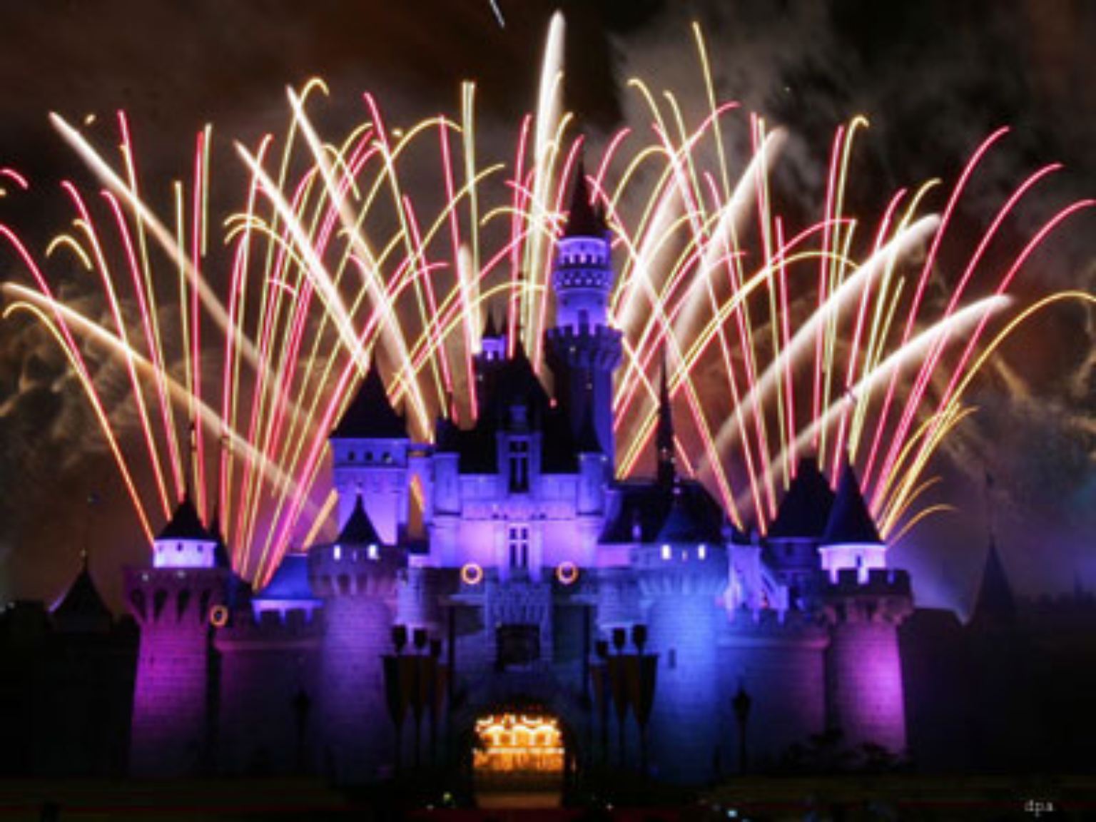 Silvester - das ist die Nacht der Feuerwerke. Doch Feuerwerke sind nicht nur zu Silvester der Knaller. Das Disneyland in Hongkong zum Beispiel zündete zu seiner Eröffnung am 12. September 2005 gekonnt die Raketen.
