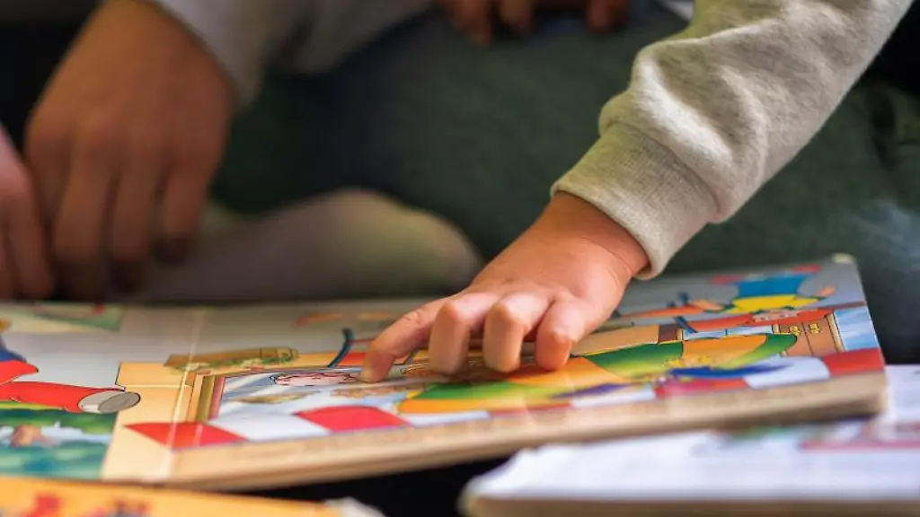 Eine-Praktikantin-liest-in-einer-Kita-Kindern-vor