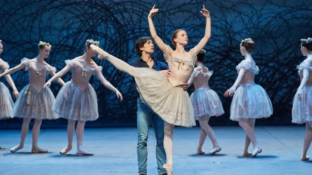 Die-Taenzer-Ida-Praetorius-als-Dornroeschen-und-Alexandr-Trusch-als-Prinz-Desire