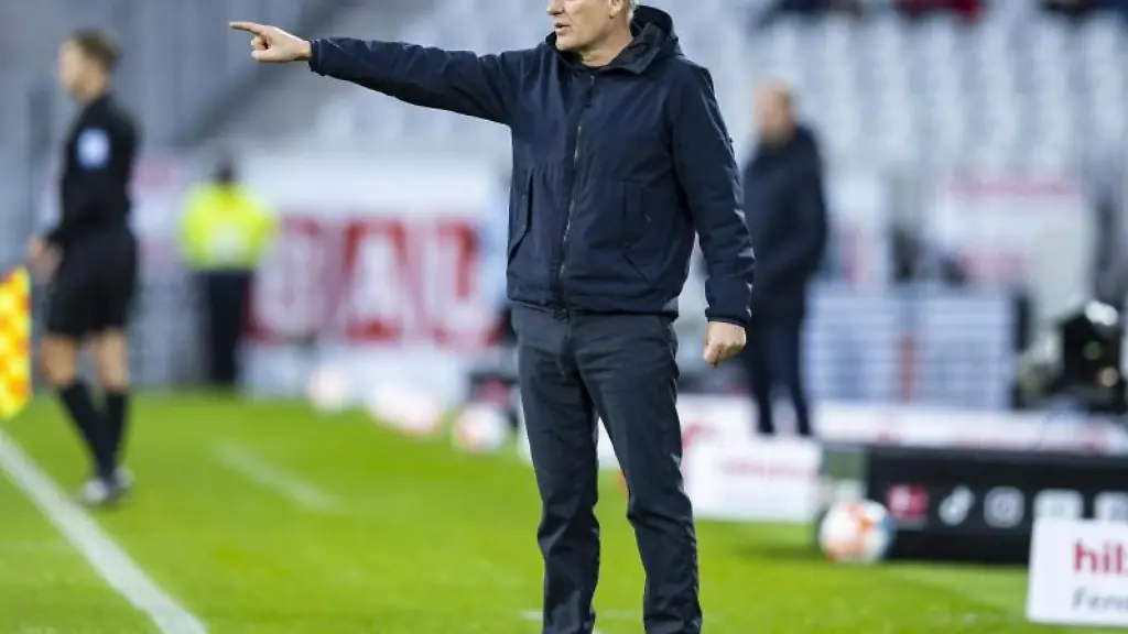 Freiburgs-Trainer-Christian-Streich-gestikuliert-an-der-Seitenlinie