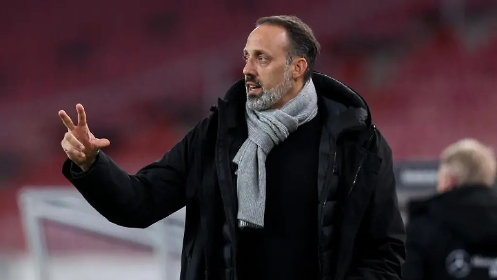 Stuttgarts-Cheftrainer-Pellegrino-Matarazzo-gibt-Anweisungen