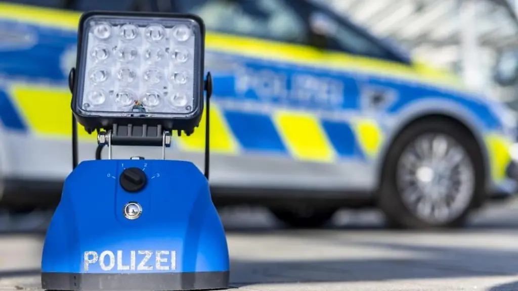 Eine-Signalleuchte-der-Polizei-ist-vor-einem-Polizeiwagen-aufgestellt