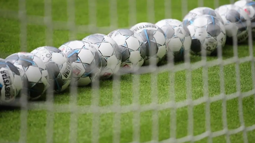 Fussbaelle-liegen-im-Tor