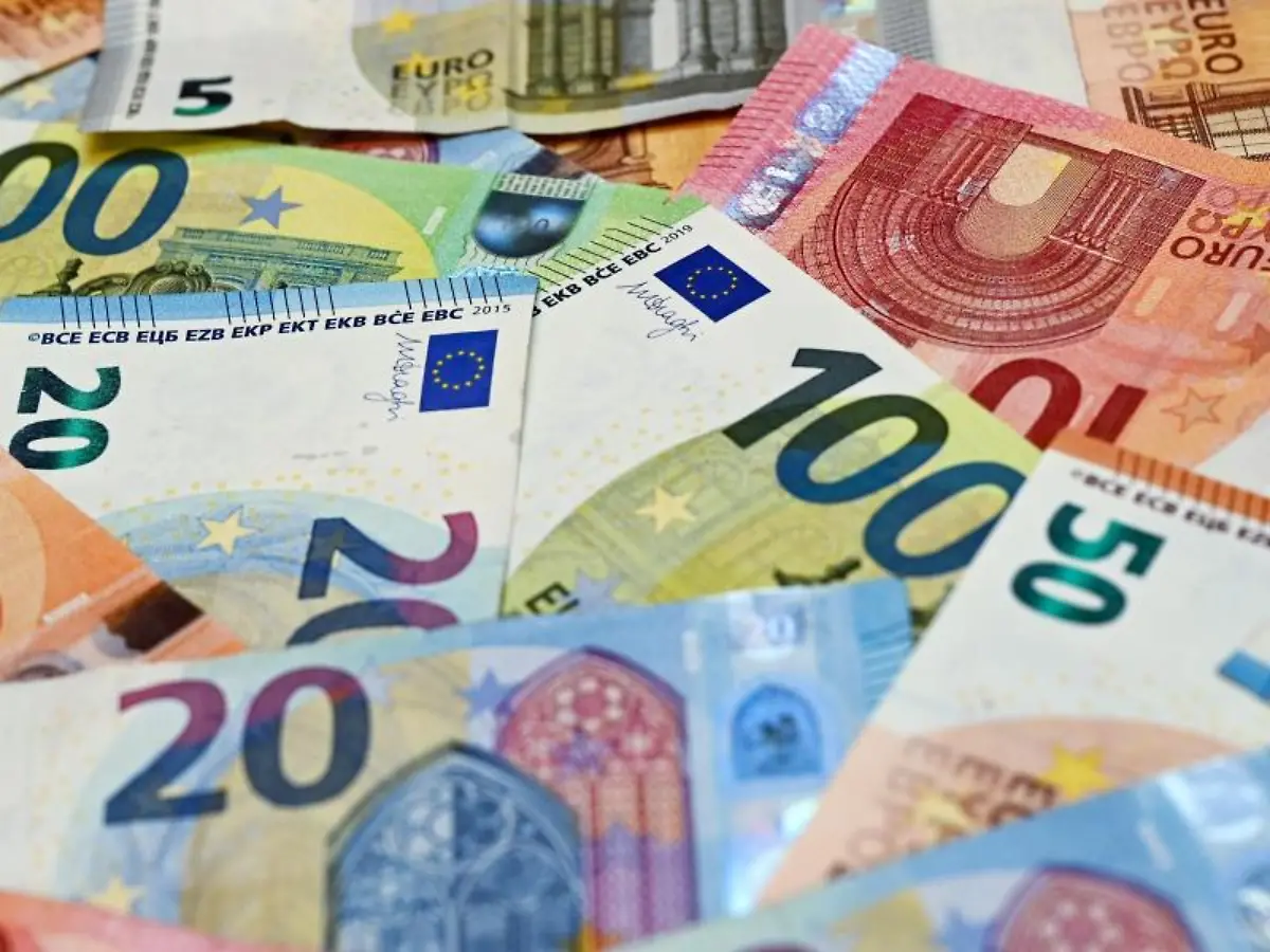 Eurobanknoten-liegen-auf-einem-Tisch
