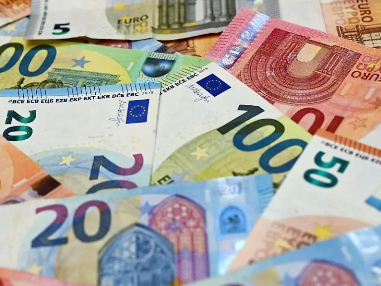 Eurobanknoten-liegen-auf-einem-Tisch
