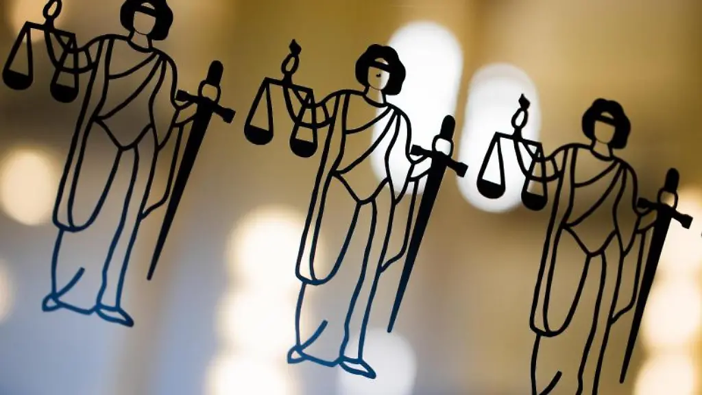 Die-Justitia-ist-an-einer-Scheibe-am-Eingang-zum-Oberlandesgericht-zu-sehen