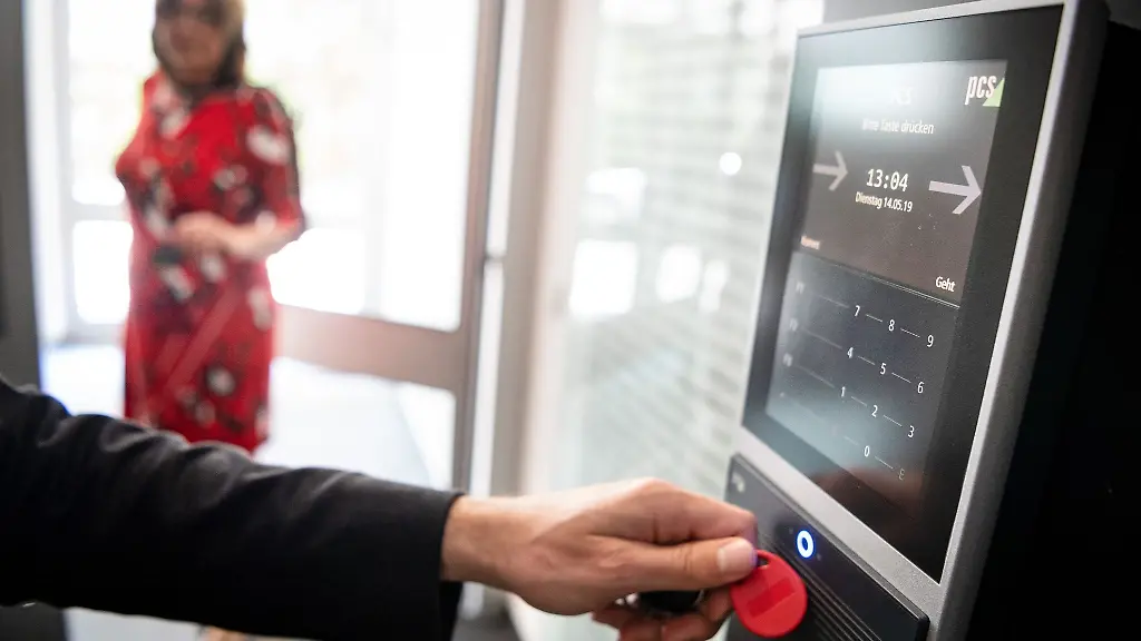 Ist-ein-Arbeitstag-nach-Stechuhr-noch-zeitgemaess-Hier-gilt-es-zwischen-Faktoren-wie-Gesundheitsschutz-und-Vertrauen-zu-den-Mitarbeitern-abzuwaegen