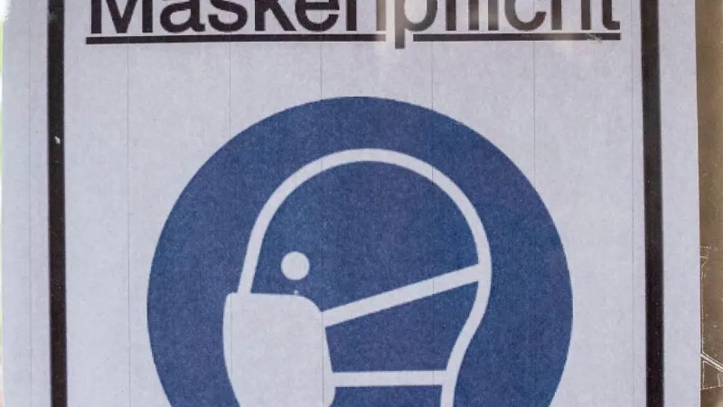 Ein-Plakat-mit-der-Aufschrift-Maskenpflicht