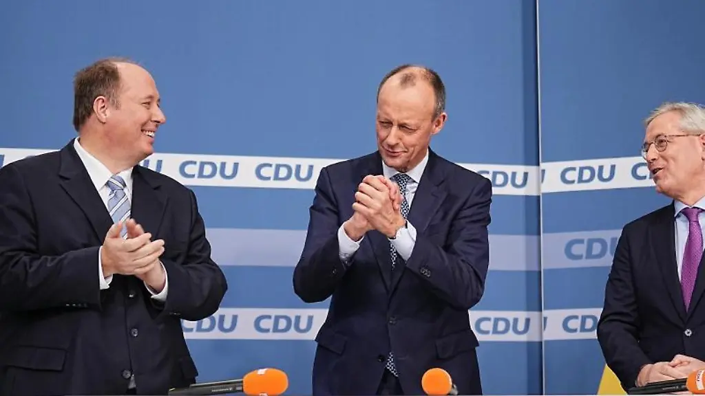 Friedrich-Merz-m-steht-zwischen-Helge-Braun-l-und-Norbert-Roettgen-r