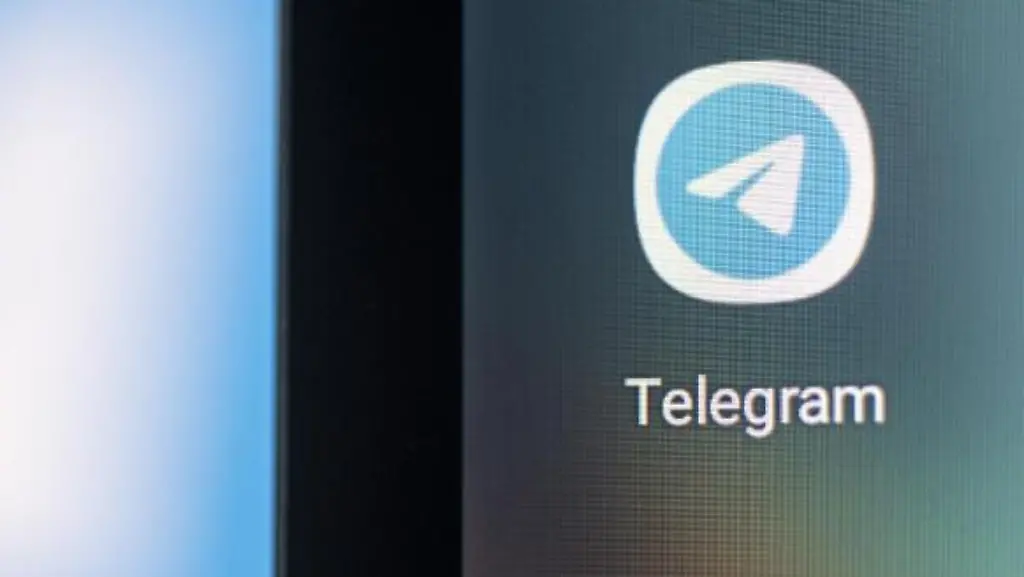 Auf-dem-Bildschirm-eines-Smartphones-sieht-man-das-Logo-der-Messenger-App-Telegram