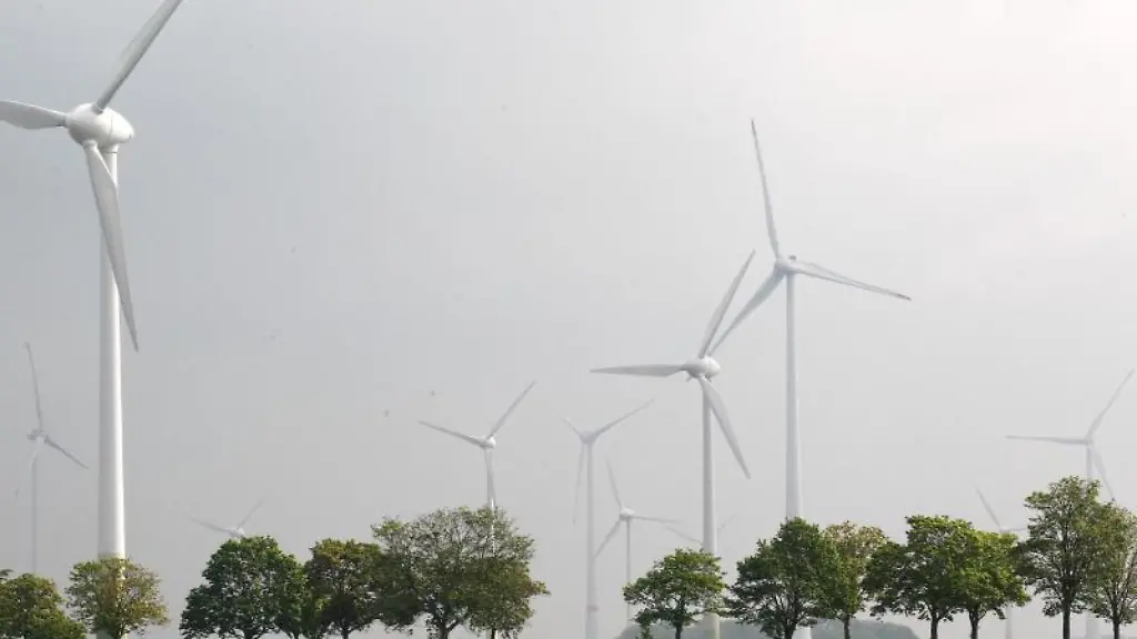 Windkraftanlagen-im-Nebel