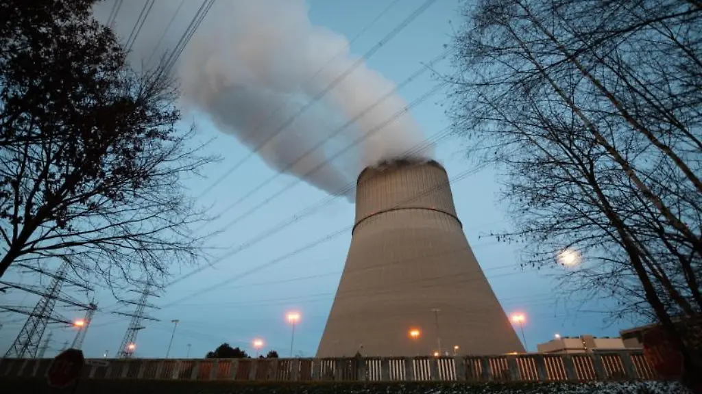 Ein-Blick-auf-eines-der-Reaktorbloecke-des-Atomkraftwerks-Lingen