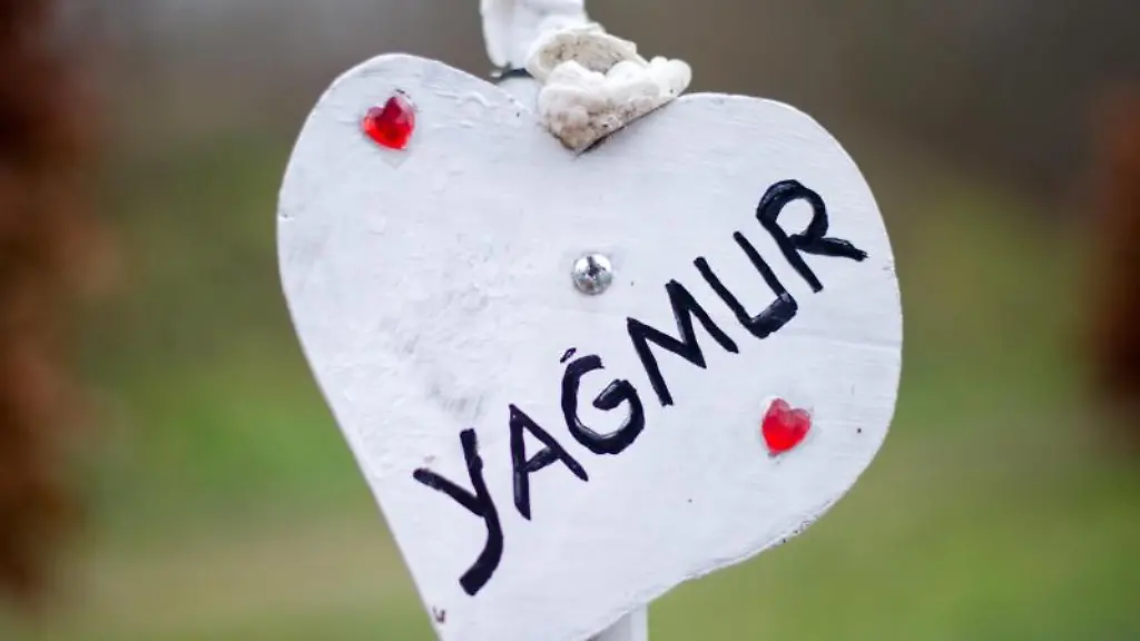 Ein-Herz-aus-Holz-haengt-auf-dem-Friedhof-Oejendorf-auf-dem-Grab-der-kleinen-Yagmur