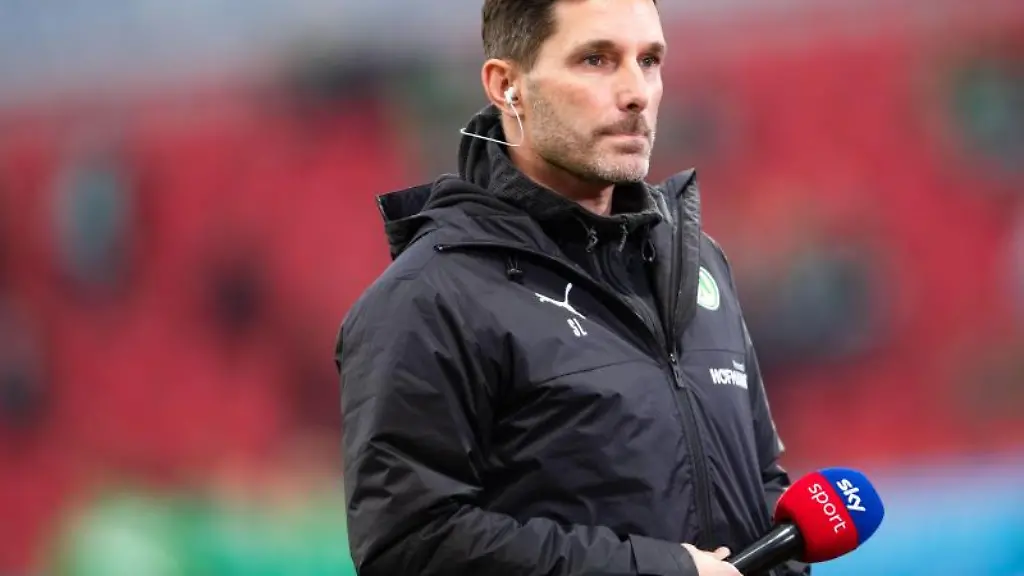 Fuerths-Trainer-Stefan-Leitl-gibt-ein-TV-Interview