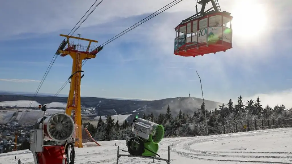 Zwei-Schneekanonen-stehen-an-der-Fichtelberg-Schwebebahn-auf-der-Skipiste-auf-dem-Fichtelberg