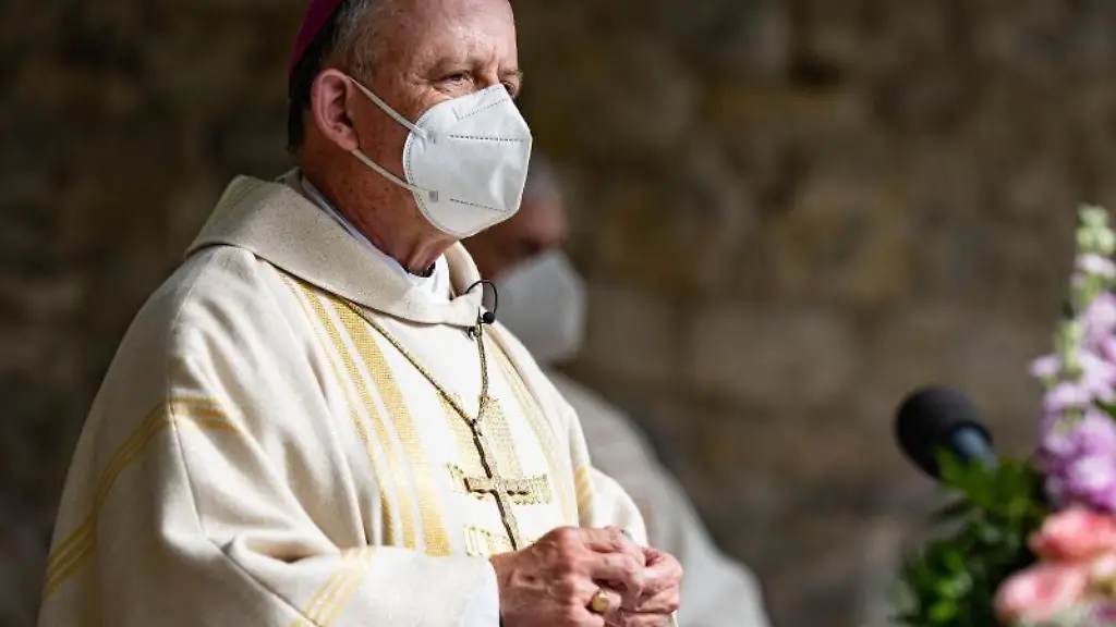 Bischof-Ulrich-Neymeyr-traegt-eine-FFP2-Maske