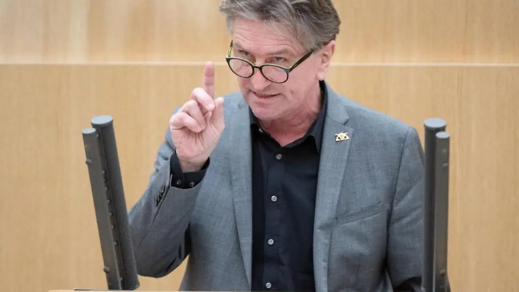 Manfred-Lucha-Buendnis-90-Die-Gruenen-Minister-fuer-Soziales-und-Integration-in-Baden-Wuerttemberg-spricht-im-Landtag-bei-einer-Plenarsitzung-zum-Thema-Impfpflicht