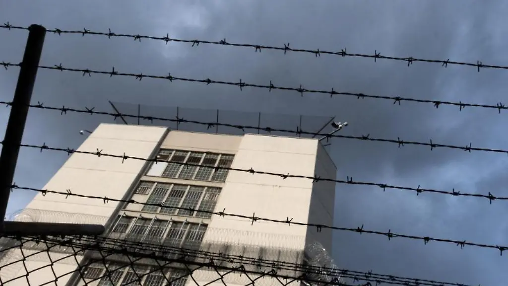 Ein-Stacheldrahtzaun-umzaeunt-das-Gelaende-einer-Justizvollzugsanstalt