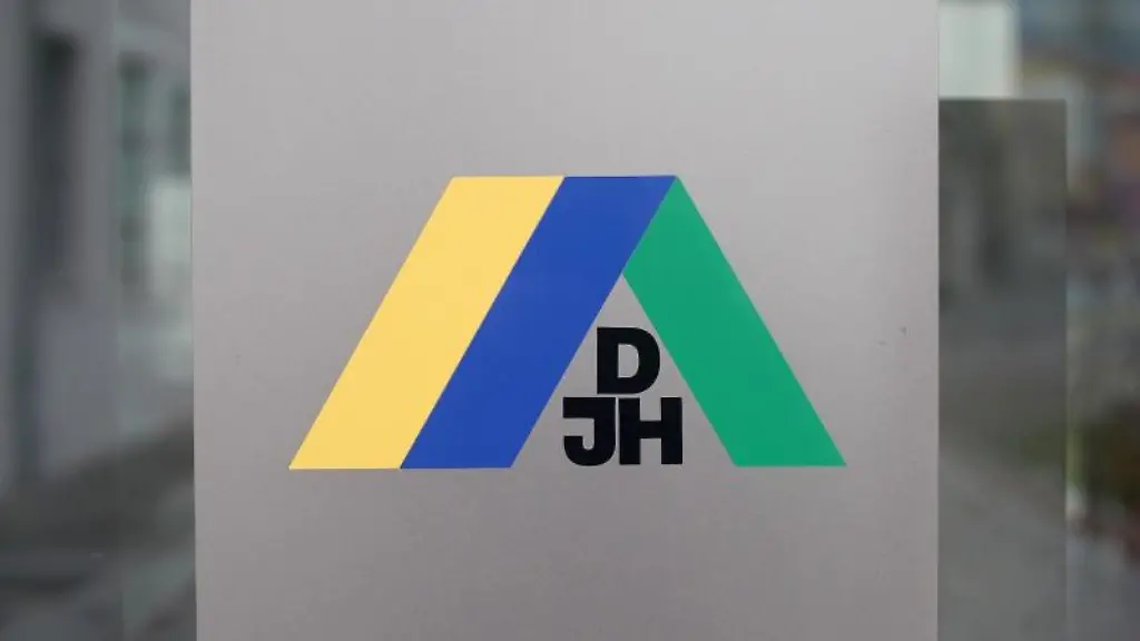 Das-Logo-der-Deutschen-Jugendherbergen-am-Gebaeude-einer-Jugendherberge