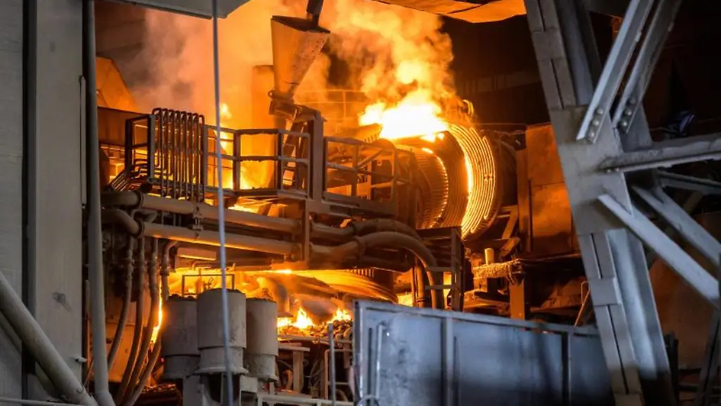 Ein-Elektrolichtbogenofen-auf-dem-Gelaende-eines-Stahlwerks