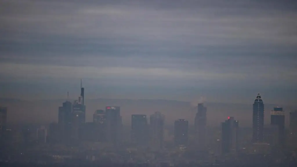 Dichter-Nebel-haengt-ueber-den-Hochhaeusern-der-Frankfurter-Skyline