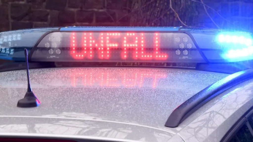 Die-Leuchtschrift-Unfall-auf-dem-Dach-eines-Polizeiwagens